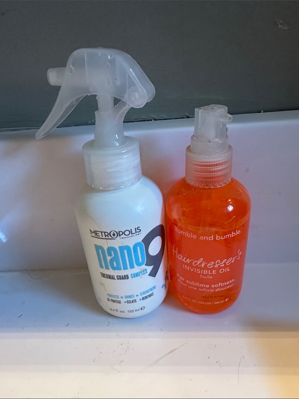 Bumble and bumble orange Hairdresser’s Invisible Oil with white Nano9 spray